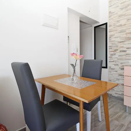 Modern Eingerichtete Fur 2 Personen, Klimatisiert, Freie Parkplatz Und Wi-fi, Grillmogligkeit * Baska (Krk)