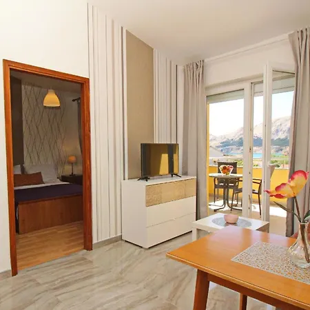 Modern Eingerichtete Fur 2 Personen, Klimatisiert, Freie Parkplatz Und Wi-fi, Grillmogligkeit Apartment Baska (Krk)
