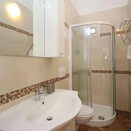 Modern Eingerichtete Fur 2 Personen, Klimatisiert, Freie Parkplatz Und Wi-fi, Grillmogligkeit Apartment Baska (Krk)