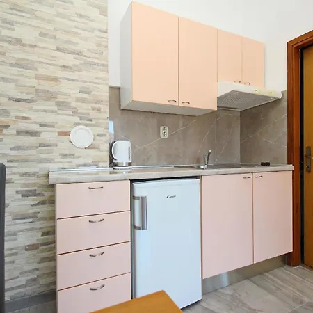 Modern Eingerichtete Fur 2 Personen, Klimatisiert, Freie Parkplatz Und Wi-fi, Grillmogligkeit Apartment