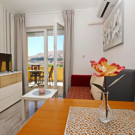 Modern Eingerichtete Fur 2 Personen, Klimatisiert, Freie Parkplatz Und Wi-fi, Grillmogligkeit Apartment Baska (Krk)