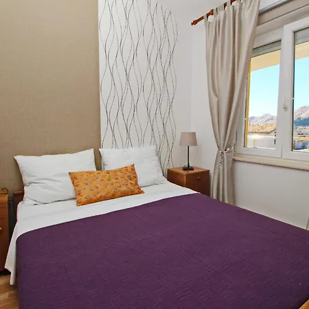 Modern Eingerichtete Fur 2 Personen, Klimatisiert, Freie Parkplatz Und Wi-fi, Grillmogligkeit Apartment *