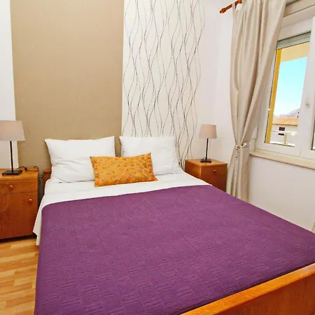 Modern Eingerichtete Fur 2 Personen, Klimatisiert, Freie Parkplatz Und Wi-fi, Grillmogligkeit Apartment *
