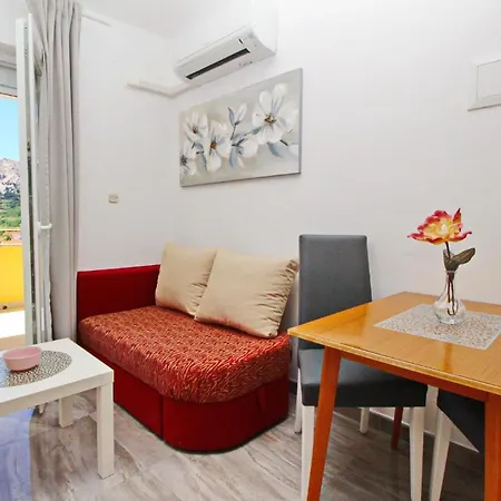 Apartment Modern Eingerichtete Fur 2 Personen, Klimatisiert, Freie Parkplatz Und Wi-fi, Grillmogligkeit