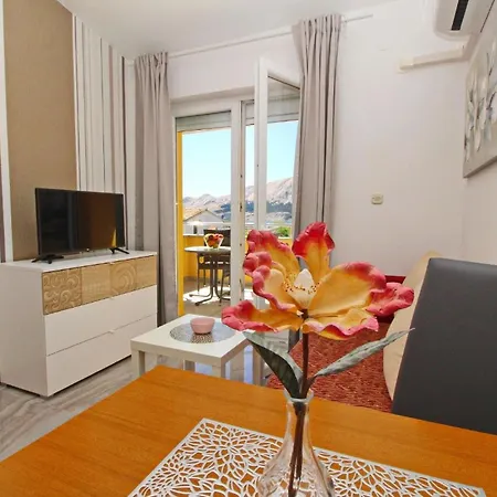 Apartment Modern Eingerichtete Fur 2 Personen, Klimatisiert, Freie Parkplatz Und Wi-fi, Grillmogligkeit Baska (Krk)