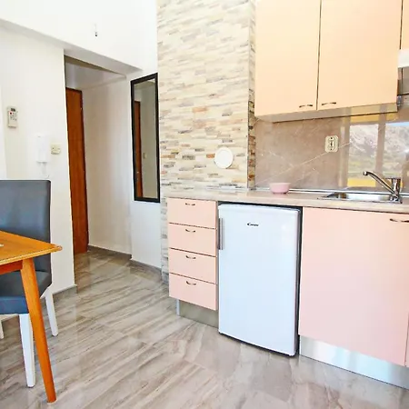 Modern Eingerichtete Fur 2 Personen, Klimatisiert, Freie Parkplatz Und Wi-fi, Grillmogligkeit Apartment Baska (Krk)