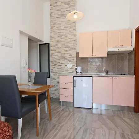Apartment Modern Eingerichtete Für 2 Personen, Klimatisiert, Freie Parkplatz Und Wi-fi, Grillmögligkeit Baška